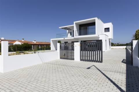 Moderna Moradia T4 em Construção na Paisagem Oceano