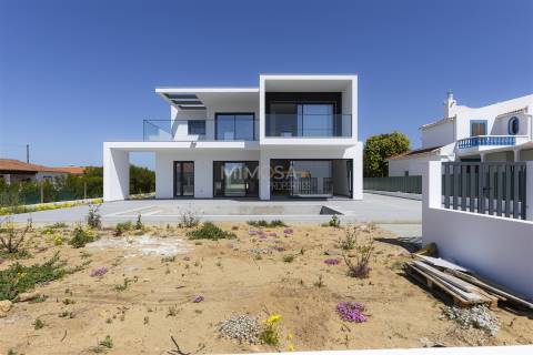 Moderna Moradia T4 em Construção na Paisagem Oceano