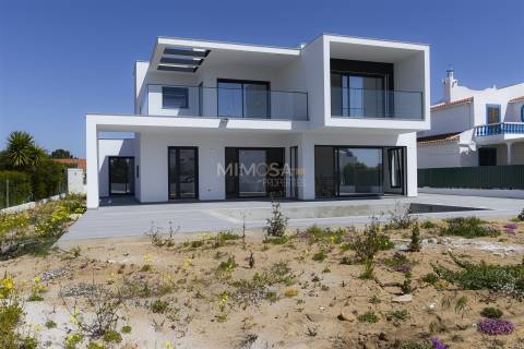 Moderna Moradia T4 em Construção na Paisagem Oceano