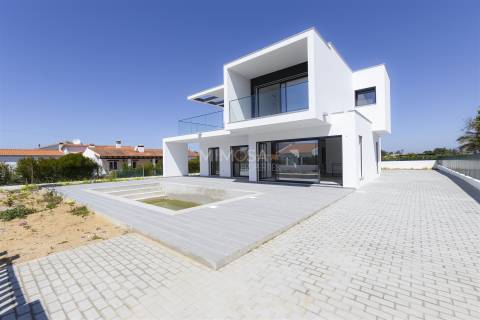 Moderna Moradia T4 em Construção na Paisagem Oceano