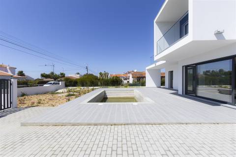 Moderna Moradia T4 em Construção na Paisagem Oceano