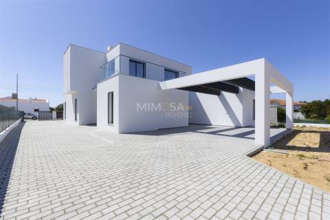 Moderna Moradia T4 em Construção na Paisagem Oceano