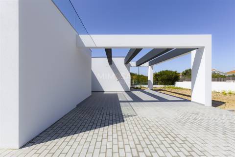 Moderna Moradia T4 em Construção na Paisagem Oceano