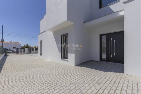 Moderna Moradia T4 em Construção na Paisagem Oceano