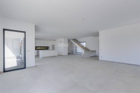 Moderna Moradia T4 em Construção na Paisagem Oceano