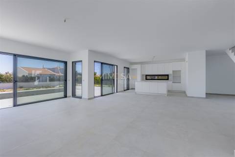 Moderna Moradia T4 em Construção na Paisagem Oceano