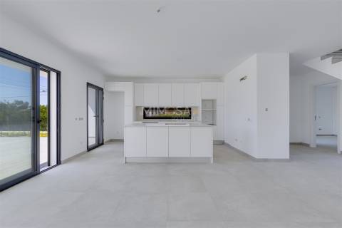 Moderna Moradia T4 em Construção na Paisagem Oceano