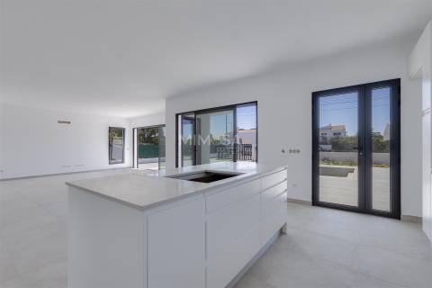 Moderna Moradia T4 em Construção na Paisagem Oceano