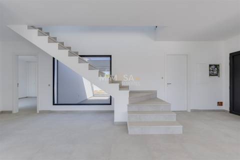 Moderna Moradia T4 em Construção na Paisagem Oceano