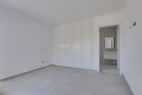 Moderna Moradia T4 em Construção na Paisagem Oceano