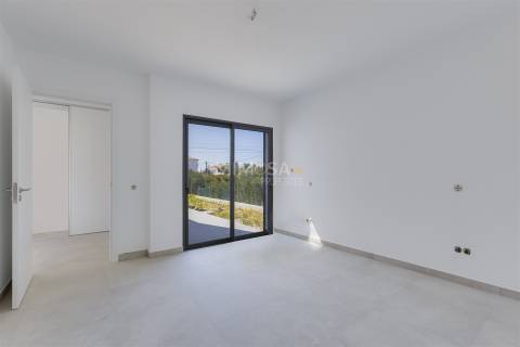 Moderna Moradia T4 em Construção na Paisagem Oceano