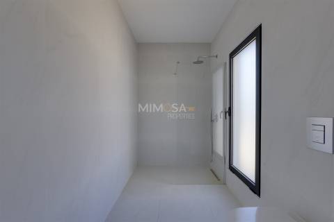 Moderna Moradia T4 em Construção na Paisagem Oceano