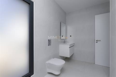 Moderna Moradia T4 em Construção na Paisagem Oceano