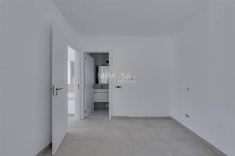 Moderna Moradia T4 em Construção na Paisagem Oceano