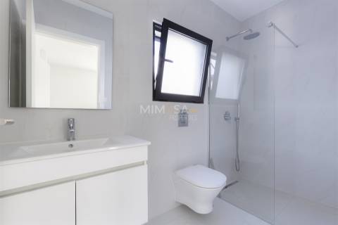 Moderna Moradia T4 em Construção na Paisagem Oceano