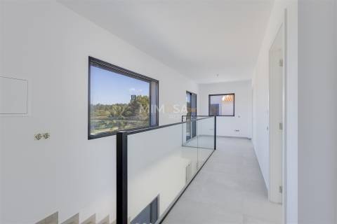 Moderna Moradia T4 em Construção na Paisagem Oceano