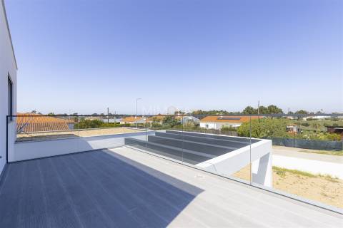 Moderna Moradia T4 em Construção na Paisagem Oceano