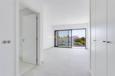 Moderna Moradia T4 em Construção na Paisagem Oceano