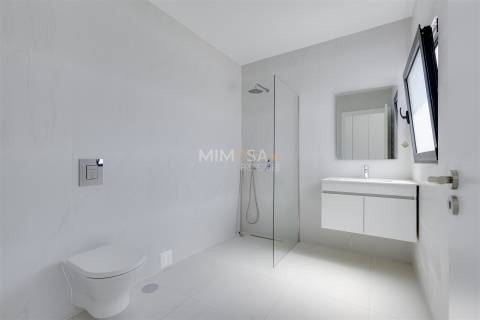 Moderna Moradia T4 em Construção na Paisagem Oceano