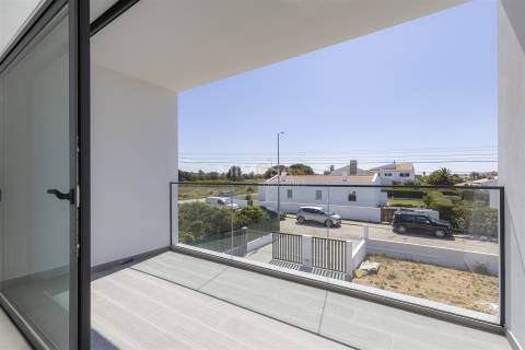 Moderna Moradia T4 em Construção na Paisagem Oceano