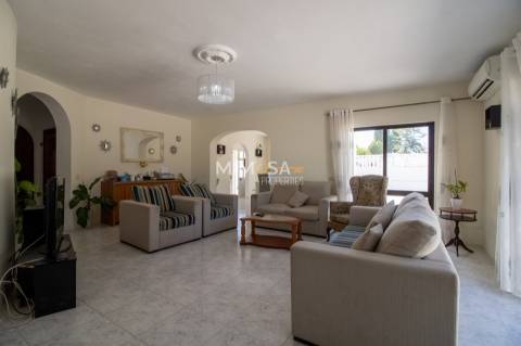 Quinta T4 com Piscina e Frutal perto de Lagoa