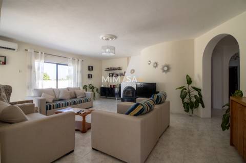 Quinta T4 com Piscina e Frutal perto de Lagoa