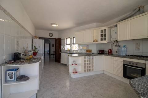 Quinta T4 com Piscina e Frutal perto de Lagoa