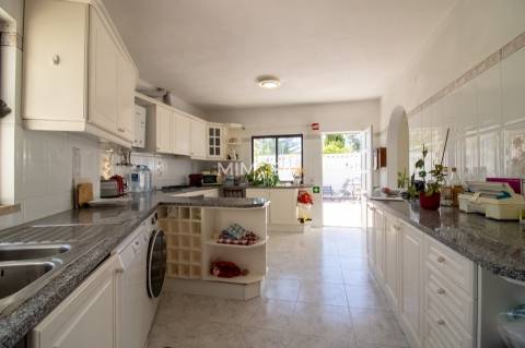 Quinta T4 com Piscina e Frutal perto de Lagoa