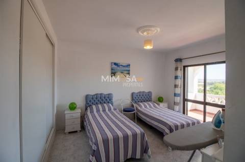 Quinta T4 com Piscina e Frutal perto de Lagoa