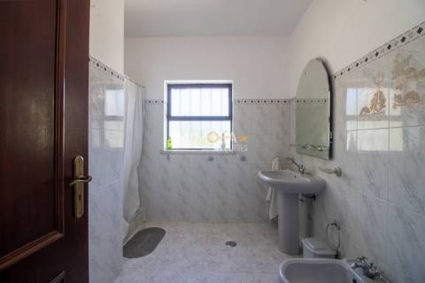 Quinta T4 com Piscina e Frutal perto de Lagoa