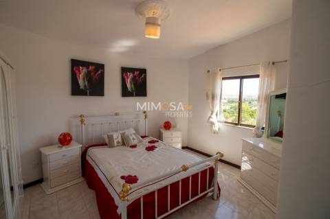 Quinta T4 com Piscina e Frutal perto de Lagoa