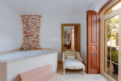 Magnífica Villa Senhorial com Vista Mar e Jardins Paisagísticos