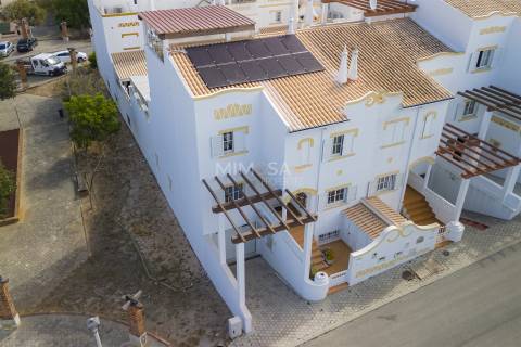 Moradia em Lagos com Piscina Aquecida e Excelente Exposição Solar