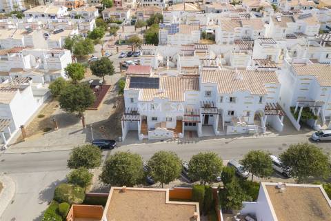 Moradia em Lagos com Piscina Aquecida e Excelente Exposição Solar
