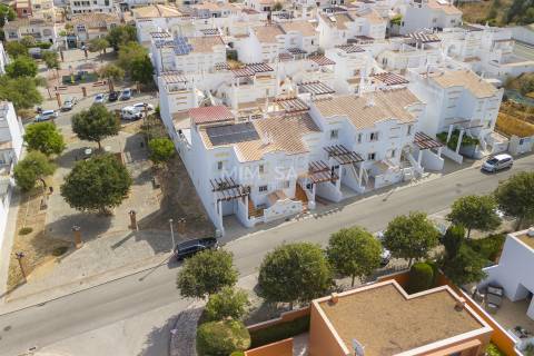 Moradia em Lagos com Piscina Aquecida e Excelente Exposição Solar