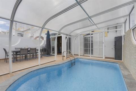 Moradia em Lagos com Piscina Aquecida e Excelente Exposição Solar