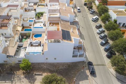 Moradia em Lagos com Piscina Aquecida e Excelente Exposição Solar