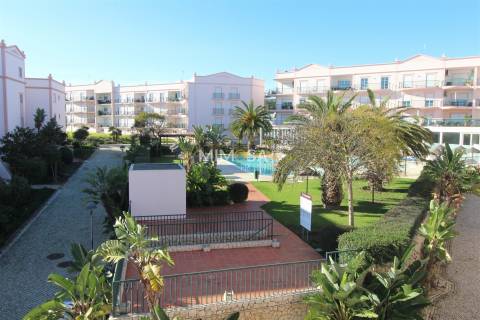 Apartamento T1 no Rés-do-Chão com Jardim e Piscina – Praia da Luz
