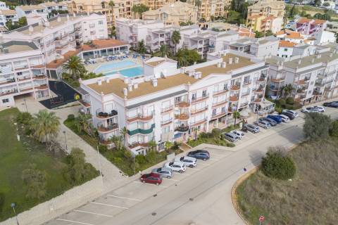 Apartamento T1 no Rés-do-Chão com Jardim e Piscina – Praia da Luz