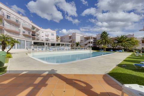 Apartamento T1 no Rés-do-Chão com Jardim e Piscina – Praia da Luz