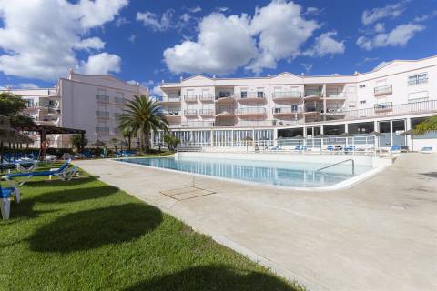 Apartamento T1 no Rés-do-Chão com Jardim e Piscina – Praia da Luz