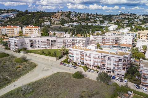 Apartamento T1 no Rés-do-Chão com Jardim e Piscina – Praia da Luz