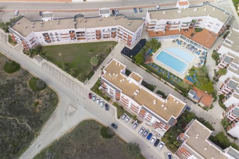 Apartamento T1 no Rés-do-Chão com Jardim e Piscina – Praia da Luz