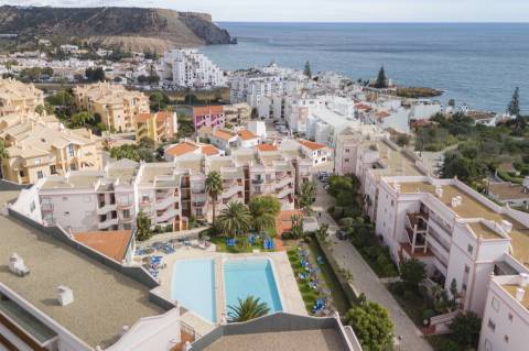 Apartamento T1 no Rés-do-Chão com Jardim e Piscina – Praia da Luz