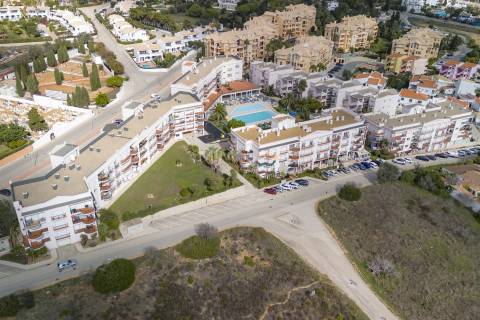 Apartamento T1 no Rés-do-Chão com Jardim e Piscina – Praia da Luz