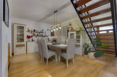 Moradia T3+2 com Piscina e Sótão Amplo a 5 Minutos de Lagos