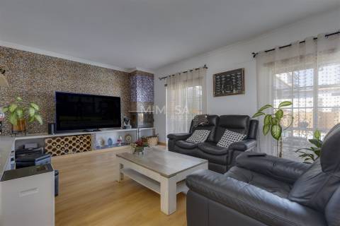 Moradia T3+2 com Piscina e Sótão Amplo a 5 Minutos de Lagos