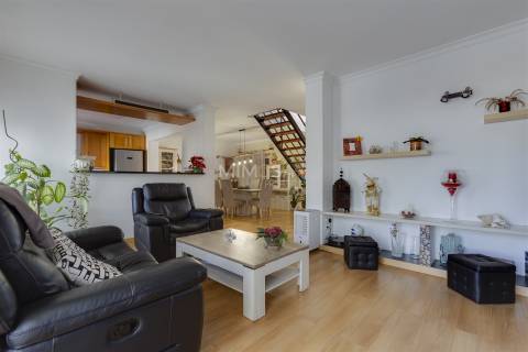 Moradia T3+2 com Piscina e Sótão Amplo a 5 Minutos de Lagos