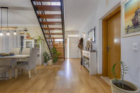 Moradia T3+2 com Piscina e Sótão Amplo a 5 Minutos de Lagos