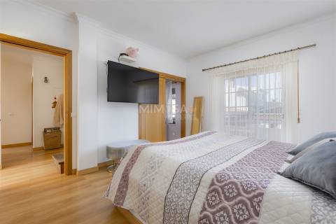 Moradia T3+2 com Piscina e Sótão Amplo a 5 Minutos de Lagos